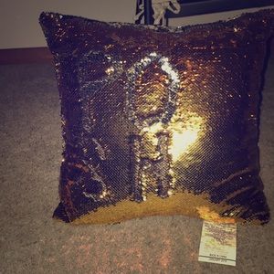 Color changing pillow